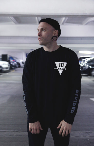 TEMPLES DIVIDED LONGSLEEVE TEE